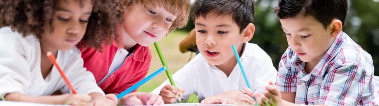 4 enfants qui font du coloriage