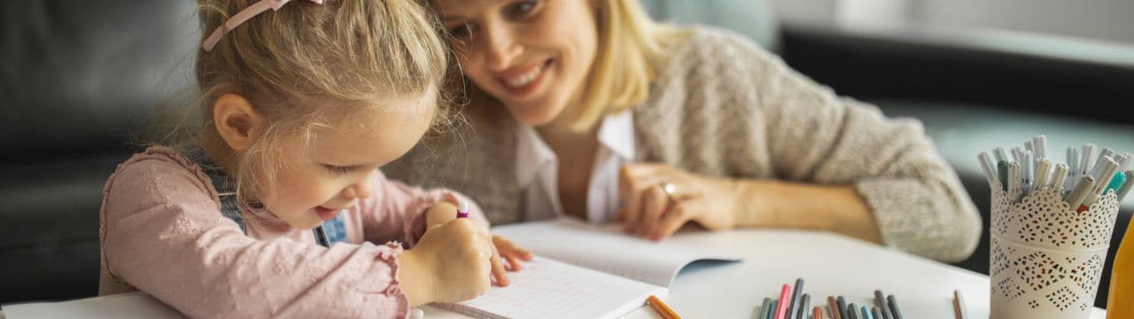 petite fille qui fait du coloriage avec sa mère