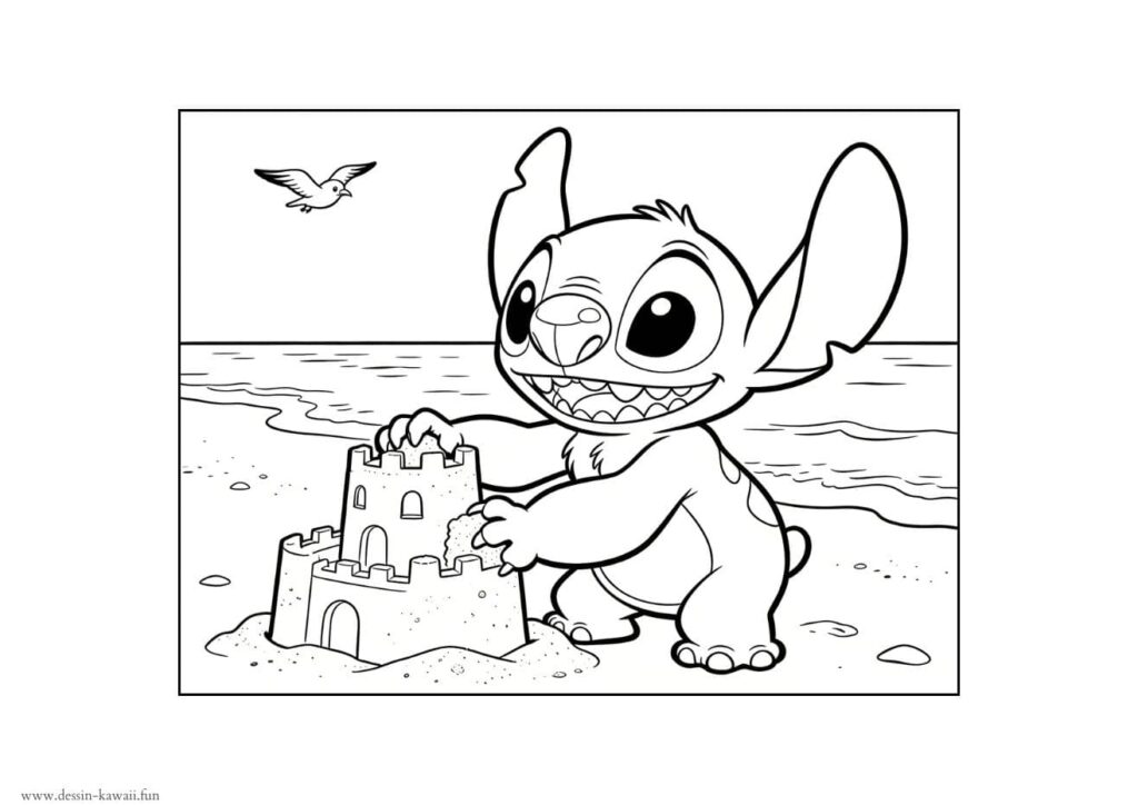 Coloriage Stitch souriant en train de construire un château de sable sur la plage avec la mer en arrière-plan, à imprimer gratuitement